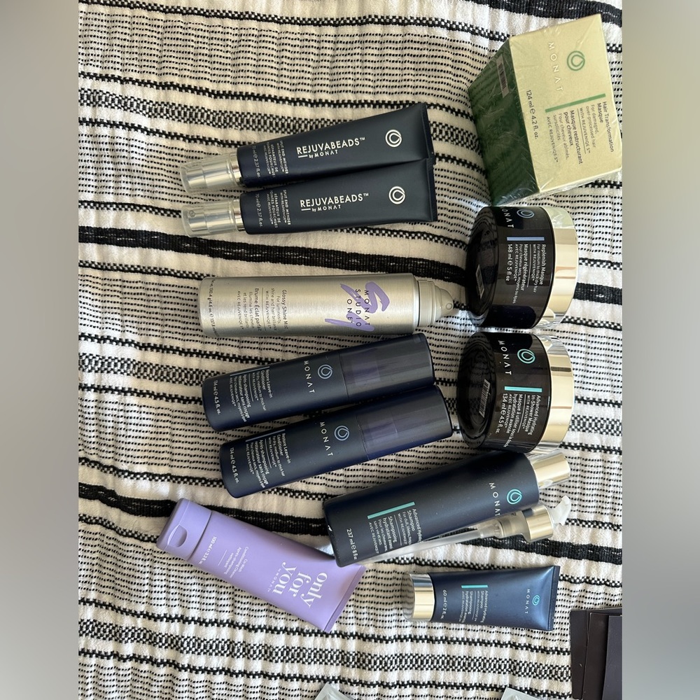 BRAND NEW Monat